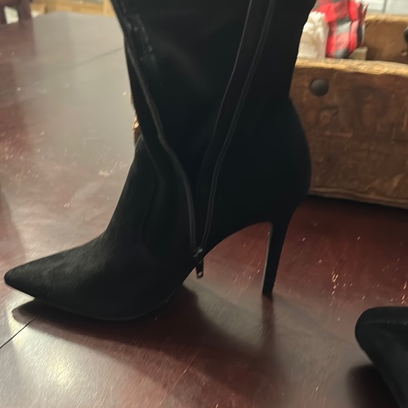 Black Suede ladies, high heel,Le Chateau boots .like new - Picture 5 of 5